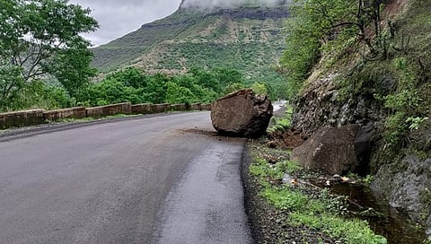 नाशिक : भावडबारी घाटात दरड कोसळून दगड आला रस्त्यावर, वाहतुकीला अडथळा