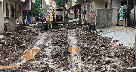 दापोडी : जुनी सांगवीत पावसातही रस्त्याची कामे