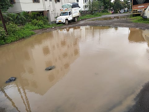 तळेगावात भर रस्त्यात अपघाताला निमंत्रण देणारे खोलगट खाचखळगे