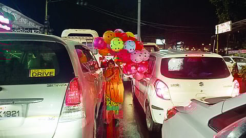 लोणावळ्यात फुगेविक्रेत्यांमुळे वाहनचालक हैराण