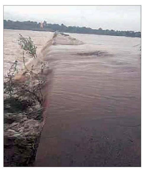 शिरूर व दौंड तालुक्याला जोडणार्या भीमा नदीच्या पुलावरून वाहत असलेले पाणी.