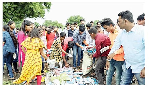 नेवासा : ज्ञानेश्वर मंदिर परिसरात स्वच्छता मोहिमेत सहभागी झालेल्या विद्यार्थ्यांसमवेत उदयन गडाख.