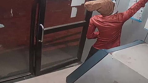 सोलापूर : सेन्सरने कळवले नियंत्रण कक्षाला अन् चोरट्यांचा एटीएम फोडण्याचा डाव फसला