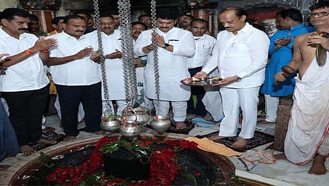 दिल्ली वाऱ्या करण्यापेक्षा शेतकऱ्यांना मदत देण्यात मोठेपण दाखवा : अजित पवार