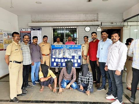 आरोपी व मुद्देमालासह बिबवेवाडी पोलिसांचे पथक