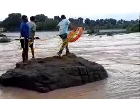 नदीत वाहून जाणा-या युवकाला जीवदान