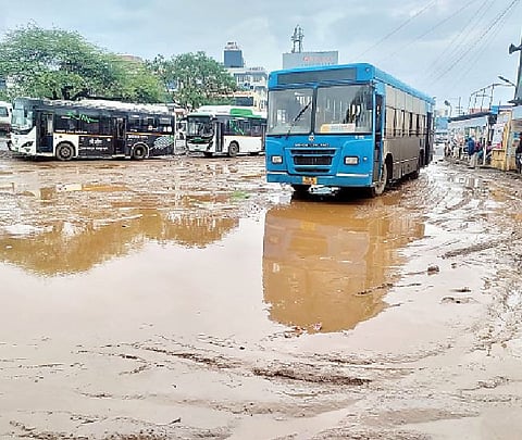 बीआरटी स्थानकामध्ये चिखलाचे साम्राज्य