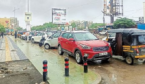 पावसामुळे सेवा रस्त्यावर वाहतूककोंडी