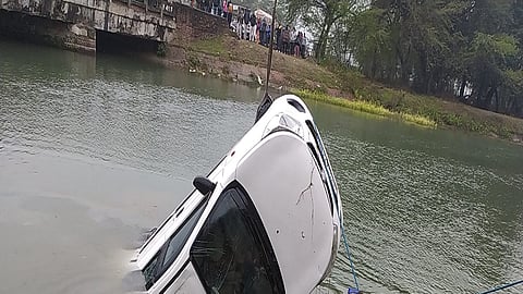 कालव्यात कार कोसळली, तिघे जण बचावले