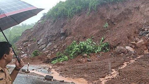 रायगड : चोळई येथे दरड कोसळली; ७५ नागरिकांना सुरक्षित ठिकाणी हलविले