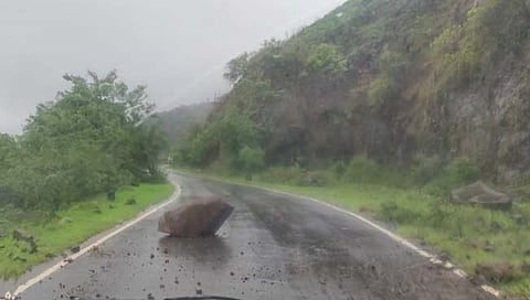 मुसळधार पावसाने मुठा घाटात दरड कोसळली