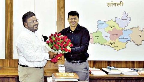 सांगली ः नूतन जिल्हाधिकारी डॉ. राजा दयानिधी यांचे स्वागत करताना मावळते जिल्हाधिकारी डॉ. अभिजित चौधरी.