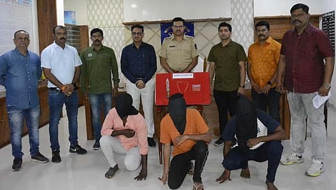 धुळे : चाकूचा धाक दाखवून विद्यार्थ्यांना लुटणारे टोळके जेरबंद