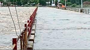 मुठा नदीच्या पुराचे पाण्यामुळे मांजरी पूल बंद
