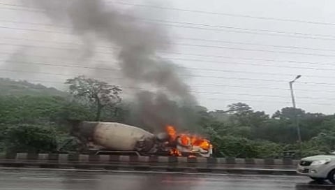 मुंबई : भरपावसात वाहनाला लागली आग