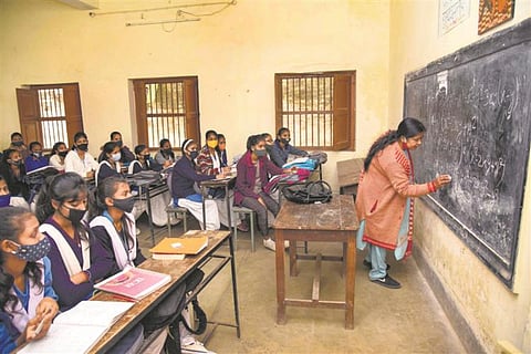 राहुरी : कोरोनाचा दणका ; चिमुकले चालती मराठी शाळांची वाट