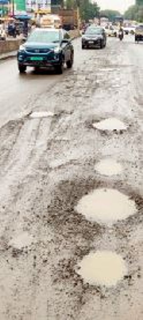 हडपसर-सासवड रस्ता व्यापला खड्ड्यांनी