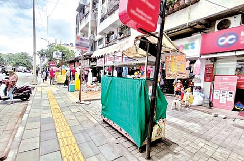 पिंपरी : कमाई शंभर रुपयांची दंड हजारांचा… होकर्स झोनअभावी फेरी विक्रेत्यांची होतेय फरफट !