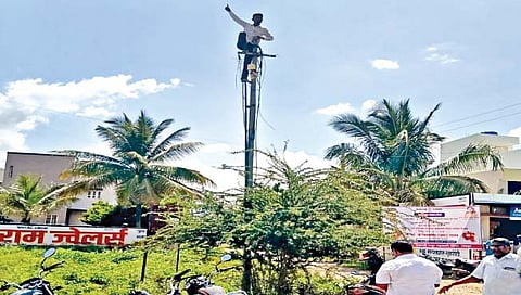 जतमध्ये दूरध्वनीच्या खांबावर चढून स्टंटबाजी