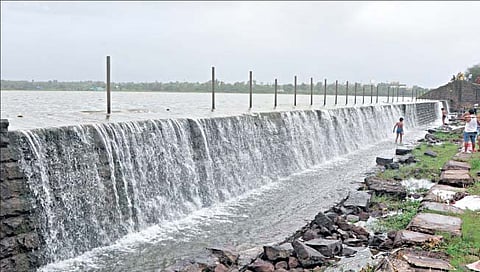 कोल्हापूर : कळंबा तलाव शनिवारी पूर्ण भरला. तलावाच्या सांडव्यावरून पाणी वाहू लागले आहे. (छाया : नाज ट्रेनर)