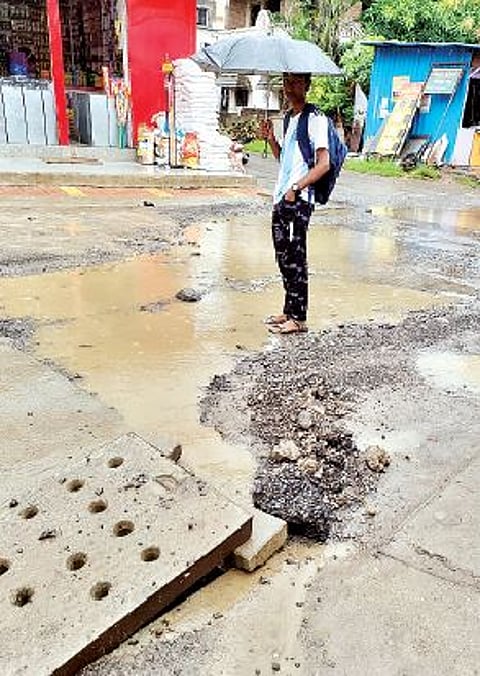 पिंपळे गुरव : पावसामुळे रस्त्यावरील डांबर गेले वाहून