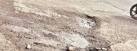 मोशीतील भारतमाता चौकात खड्ड्यांचे साम्राज्य, अपघाताची भीती