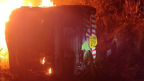 मालवण : सावरवाड येथे इंधनाने भरलेला टँकर पलटी, बघता बघता उडाला भडका