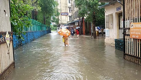 चेंबूरच्या पोस्टल कॉलनी परिसरात तीन ते चार फूट पाणी