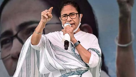 Mamata Banerjee : पश्चिम बंगालच्या मुख्यमंत्री ममता बॅनर्जी यांच्या कारचा अपघात