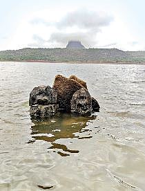 पवनानगर : पाणीसाठा कमी झाल्याने ठाकूरसाई गावातील मंदिराचे दर्शन
