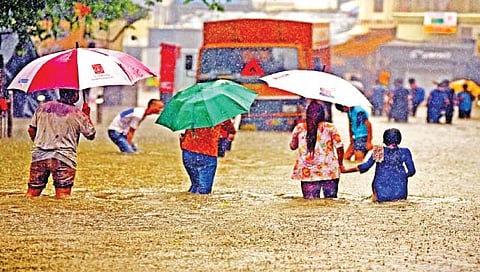 मुंबईसह कोकणात पावसाचे धूमशान ; चार नद्या इशारा पातळीवर, कोकणला पुन्हा रेड अलर्ट