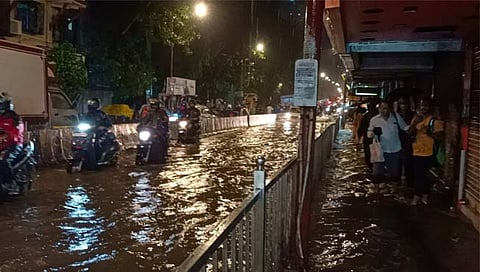 मुंबई पावसाचा जोर ओसरला, पण रिप रिप सुरूच