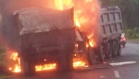 भंडारा-तुमसर मार्गावर दोन ट्रकमध्ये भीषण अपघात; चालकाचा होरपळून मृत्यू