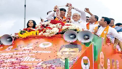 नागपूर ः नव्या सरकारच्या स्थापनेनंतर उपमुख्यमंत्री देवेंद्र फडणवीस यांचे नागपुरात मंगळवारी प्रथमच आगमन झाले. यावेळी फुलांनी सजवलेल्या रथातून त्यांची जंगी मिरवणूक काढण्यात आली.