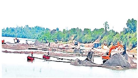 नांदेड : रेती तस्करीत ‘व्हॉईट कॉलर; माजी नगरसेवकावर गुन्हा