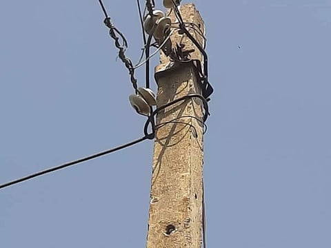 मावळ: महावितरणच्या खांबामुळे अपघाताचा धोका