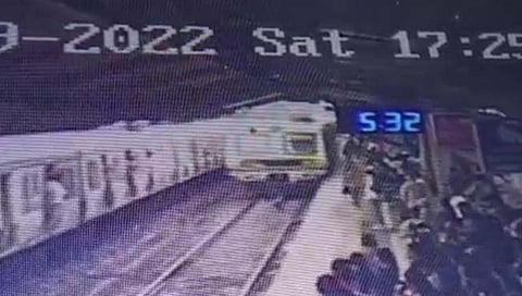 मुलुंड : आईची हत्या करुन लोकलमधून उडी घेत तरुणाचा आत्महत्येचा प्रयत्न