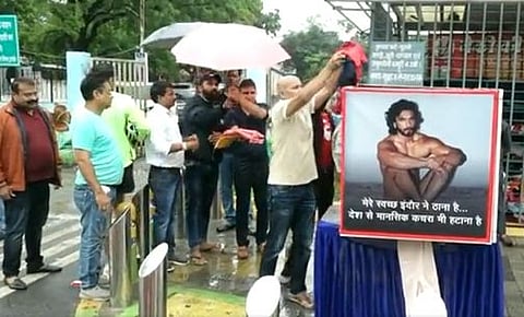 Ranveer Singh nude photoshoot : रणवीर सिंहच्या न्यूड फोटोवर कपडे केले दान, व्हिडिओ व्हायरल