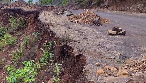 रघुवीर घाटातील रस्ते खचले आहेत.