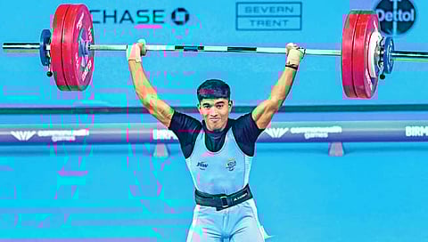 Sanket Sargar : सांगली जिल्ह्यातील संकेतने इंग्लंडमध्ये फडकविला तिरंगा