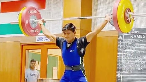 वडिलाची पानटपरी…महाविद्यालयाने दत्तक घेतले…संकेत सरगरने राष्ट्रकूल स्पर्धेत इतिहास घडवला