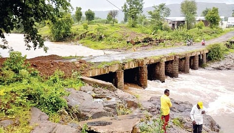 सातारा : जीव धोक्यात घालून वर्षभर दळणवळण