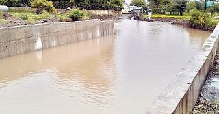 शेलारवाडीकरांचे हाल, भुयारी मार्गात साचले पाणी