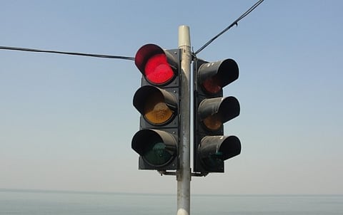 पुणे शहरातील सिग्नल सिंक्रोनाईज यंत्रणेने टाकली मान