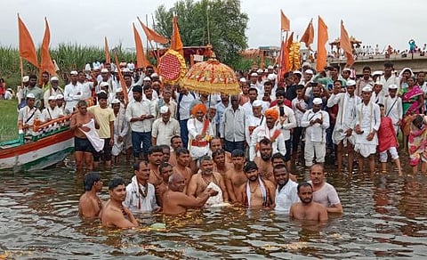 ‘भानुदास एकनाथ”च्या जयघोषाने दुमदुमला भिमातीर; कौठाळीत नाथांच्या पादुकांना भीमा स्नान (video)