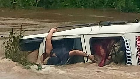 नागपूर : नाल्यात स्कॉर्पिओ गेली वाहून, ६ जण बुडाल्याची भीती