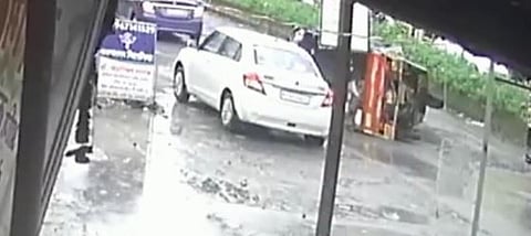 ठाणे : मलंगगड रस्त्यावरील खड्ड्यांमुळे टेम्पो उलटला; कुणाल पाटलांचा जनआंदोलनाचा इशारा (व्हिडिओ)