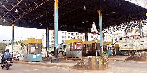 दापोडी : बंद टोलनाक्याचे सांगाडे रस्त्यावरच