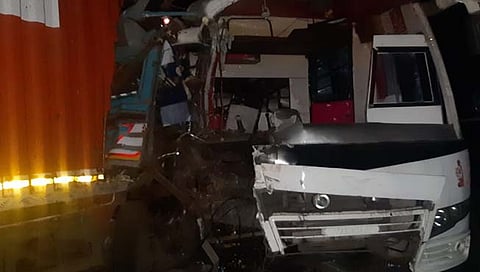 ट्रॅव्हल्स ट्रकचा भीषण अपघात, एक ठार