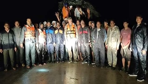 चंद्रपूर : दोन दिवसांपासून पुरात अडकलेल्या २२ ट्रक चालकांना सुखरूप बाहेर काढले